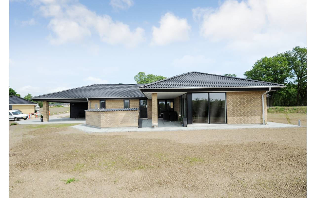 Brune mursten til mørke vinduer